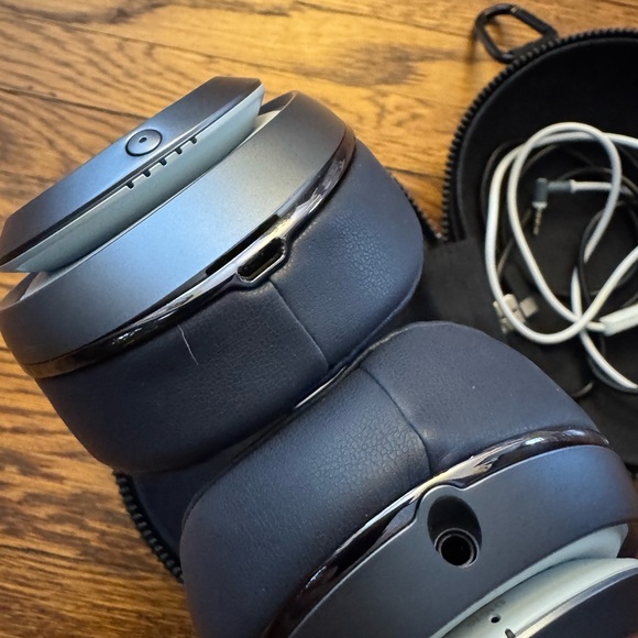 AUTHENTIC BEATS BLUE WIRELESS Headphones with ORIGINAL Case. - Picture 11 of 16